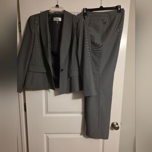 Le Suit Black and Gray Blazer